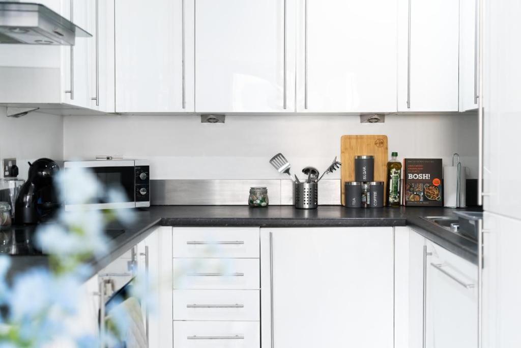 Modern One-bed Apartment, Hallsville Rd Apartment