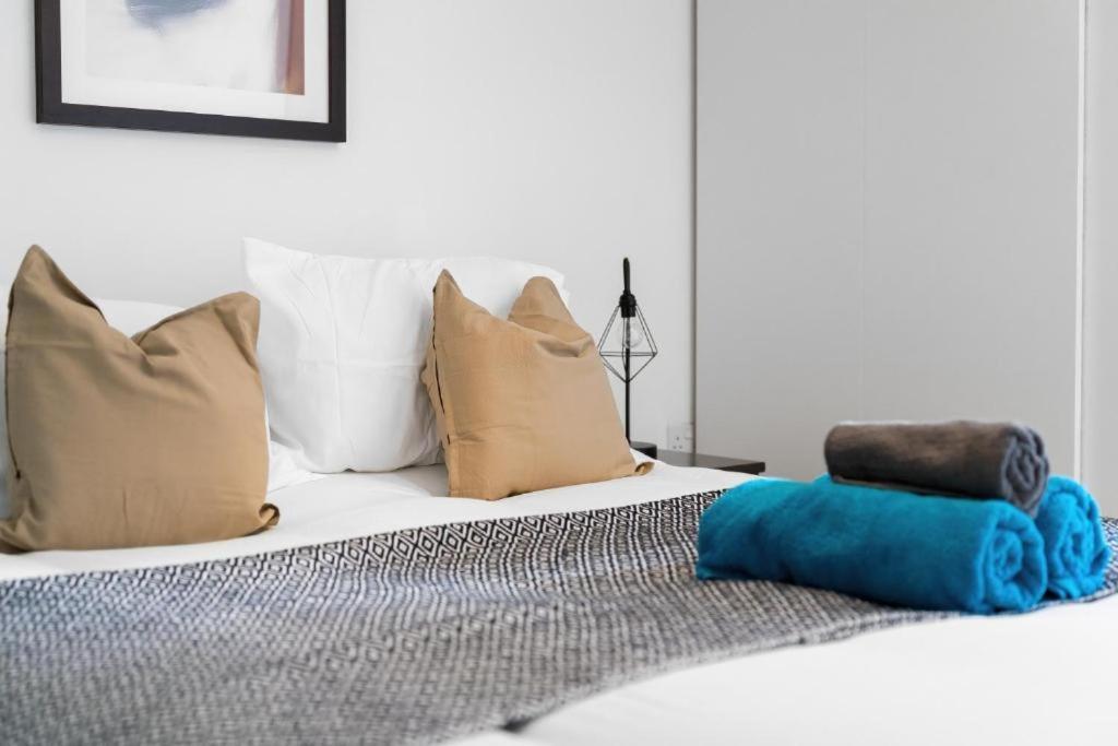 Apartment Modern One-bed Apartment, Hallsville Rd *