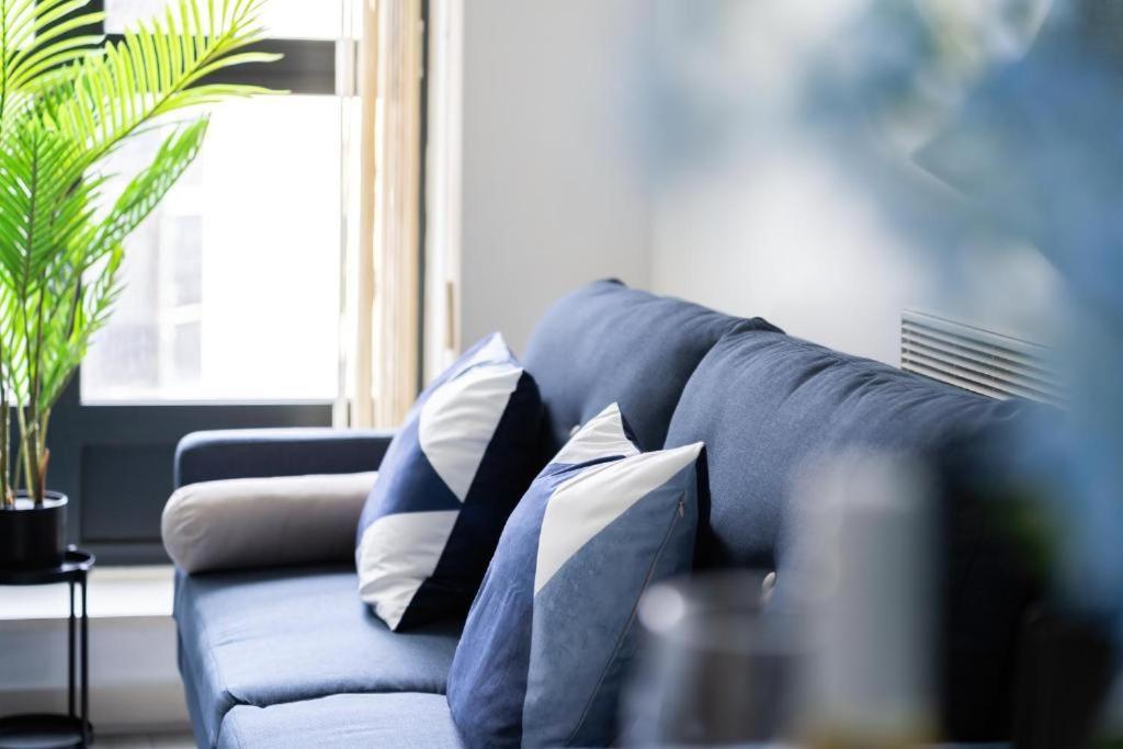 Apartment Modern One-bed Apartment, Hallsville Rd *