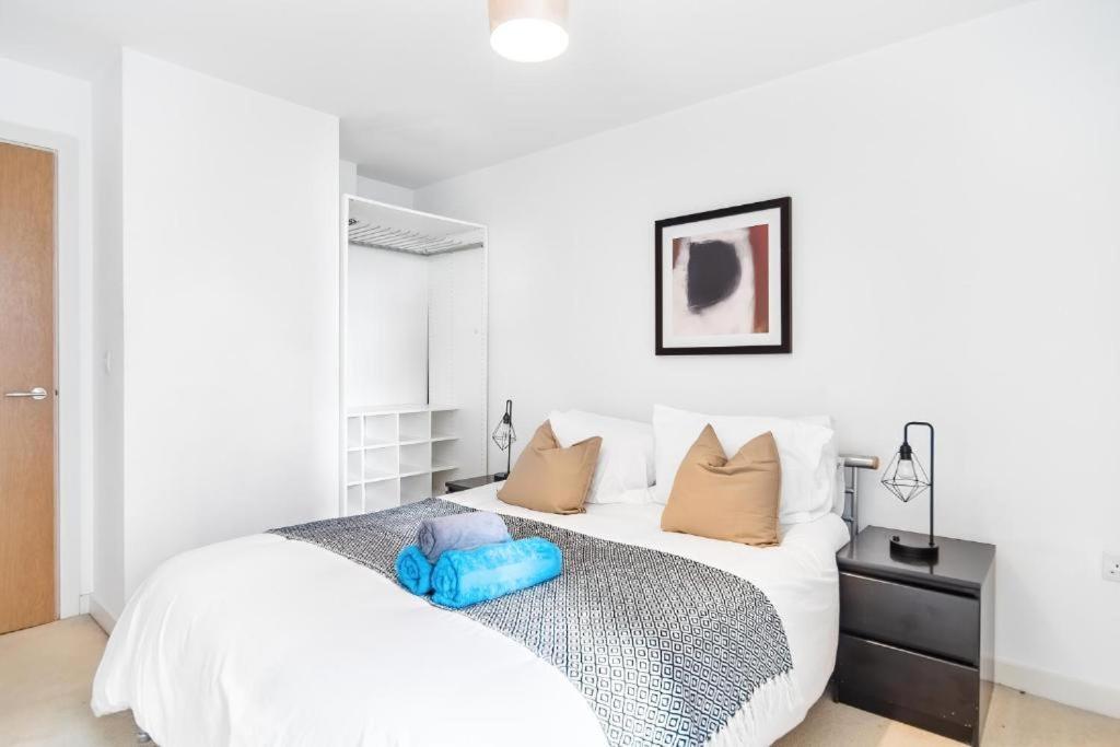 Modern One-bed Apartment, Hallsville Rd Apartment London