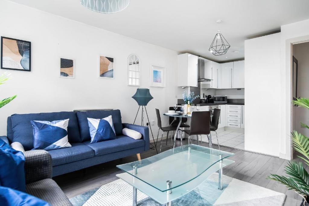 Apartment Modern One-bed Apartment, Hallsville Rd London