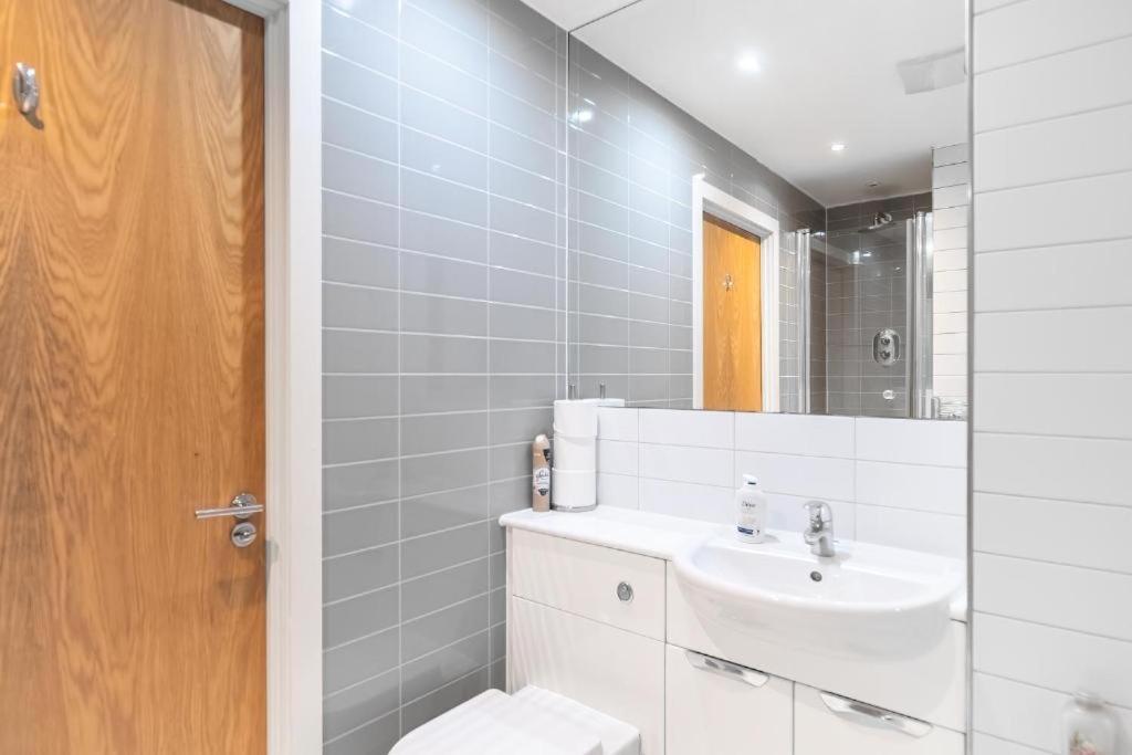 Modern One-bed Apartment, Hallsville Rd Apartment