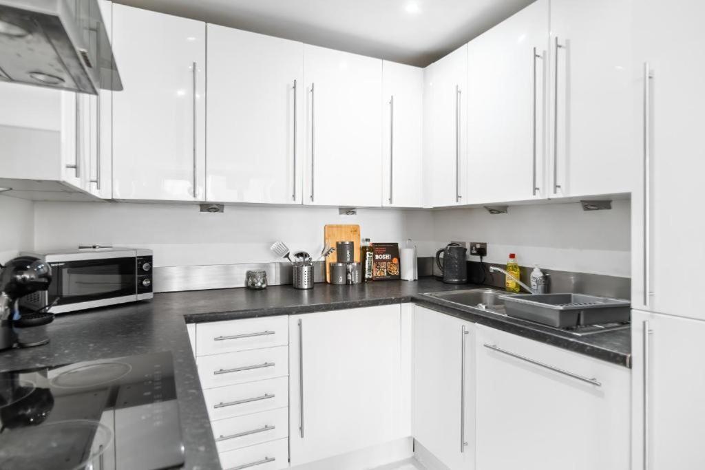 Modern One-bed Apartment, Hallsville Rd *