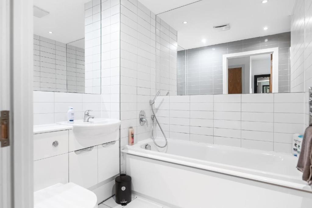 Apartment Modern One-bed Apartment, Hallsville Rd London