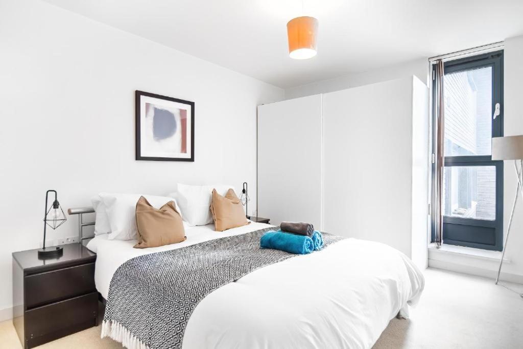Modern One-bed Apartment, Hallsville Rd Apartment