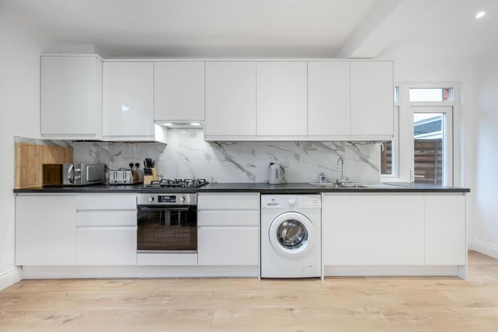 Holiday home Brand New Cricklewood Zone 2 Modern *