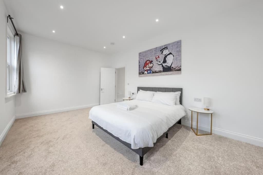 Brand New Cricklewood Zone 2 Modern Holiday home *
