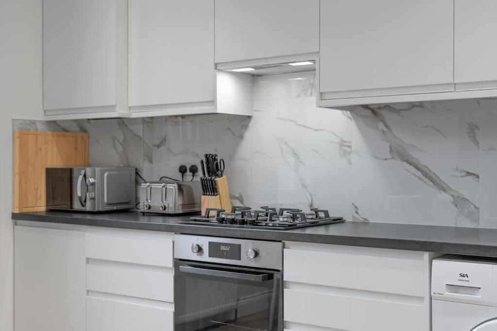 Brand New Cricklewood Zone 2 Modern Holiday home *