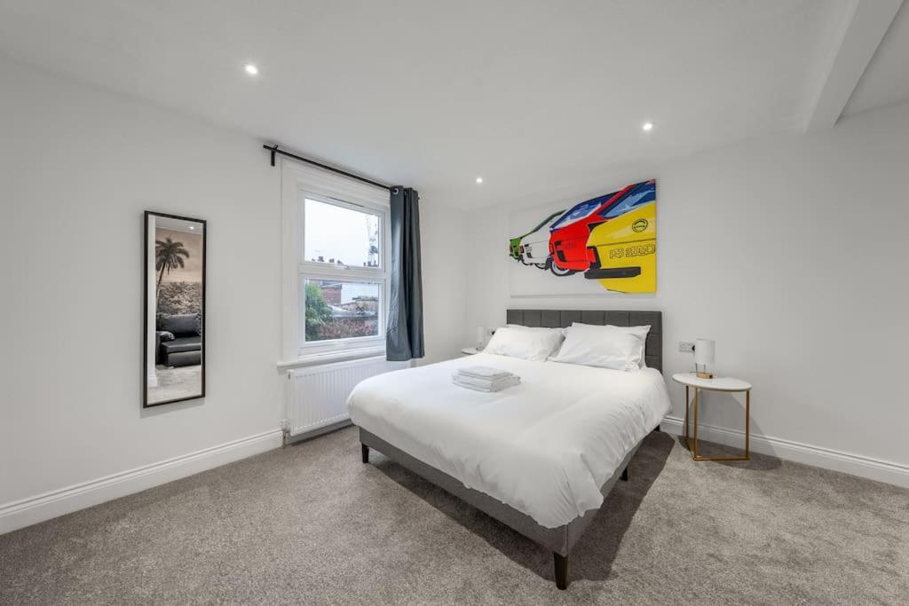 Brand New Cricklewood Zone 2 Modern Holiday home *