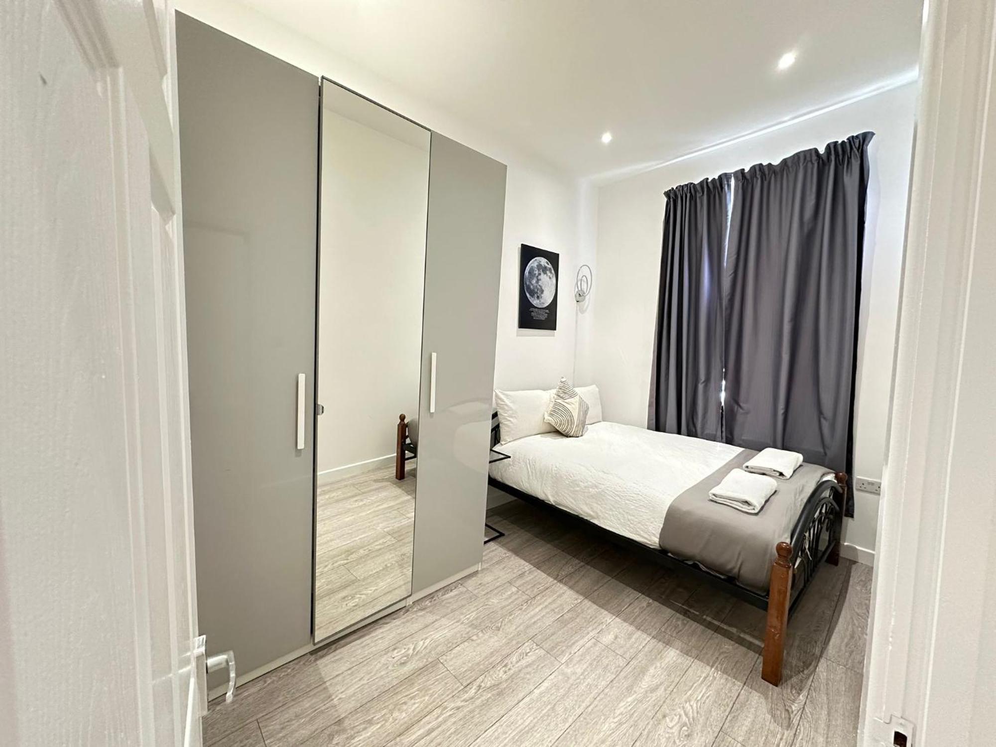 Beautiful Near Central Apartment *