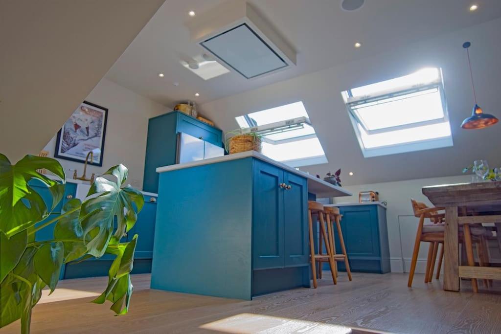 Luxurious 2-bedroom With Rooftop Terrace, Gourmet Kitchen & Fireplace Londen