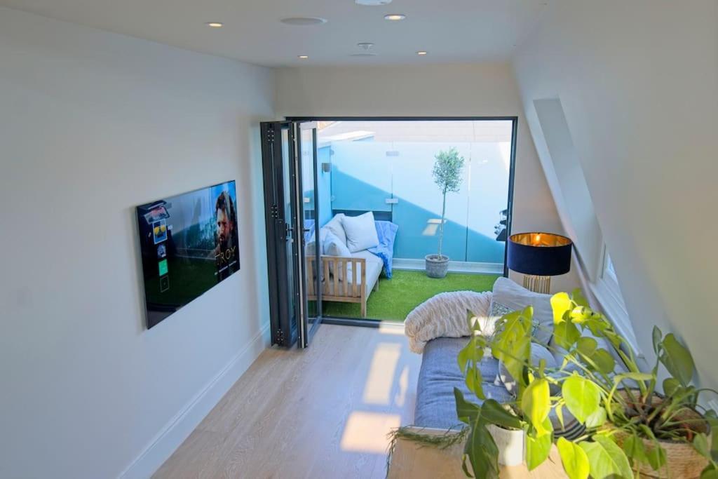 Luxurious 2-bedroom With Rooftop Terrace, Gourmet Kitchen & Fireplace Londen