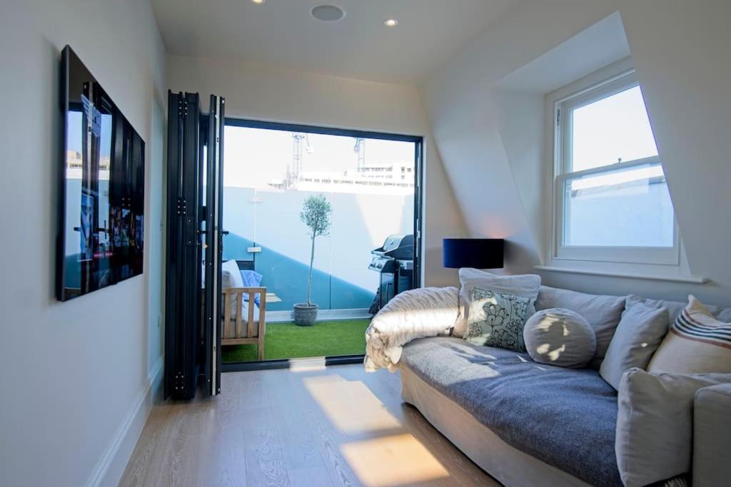Luxurious 2-bedroom With Rooftop Terrace, Gourmet Kitchen & Fireplace Londen