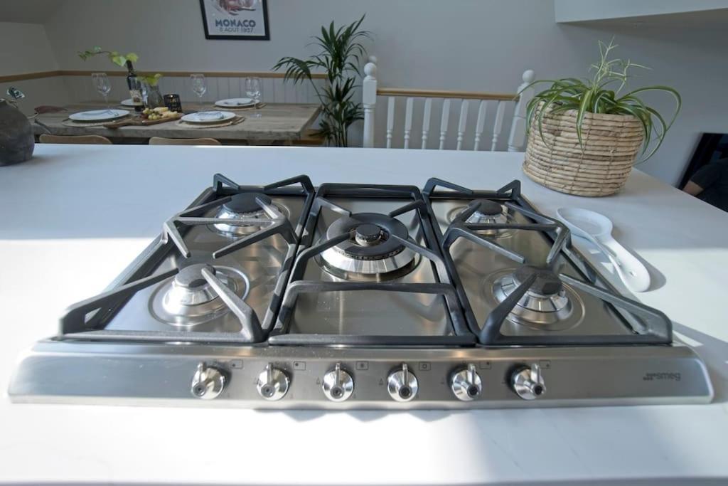 Appartement Luxurious 2-bedroom With Rooftop Terrace, Gourmet Kitchen & Fireplace Londen