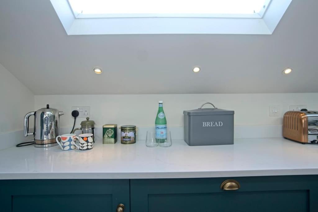 Luxurious 2-bedroom With Rooftop Terrace, Gourmet Kitchen & Fireplace Appartement Londen
