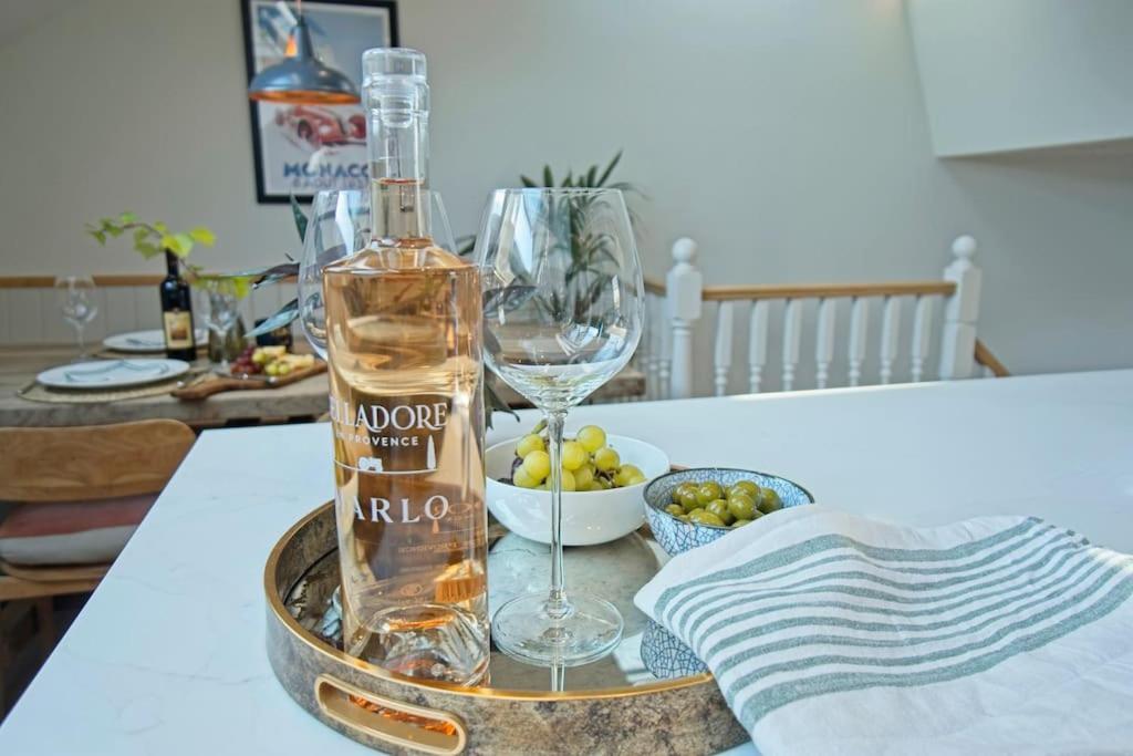 Luxurious 2-bedroom With Rooftop Terrace, Gourmet Kitchen & Fireplace Londen