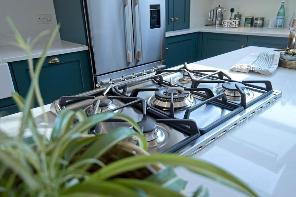 Luxurious 2-bedroom With Rooftop Terrace, Gourmet Kitchen & Fireplace Appartement Londen