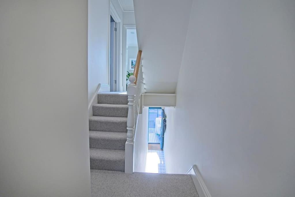 Appartement Luxurious 2-bedroom With Rooftop Terrace, Gourmet Kitchen & Fireplace Londen