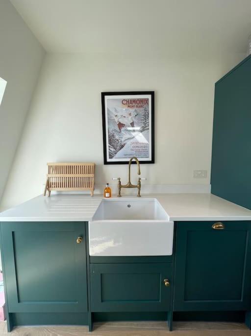 Luxurious 2-bedroom With Rooftop Terrace, Gourmet Kitchen & Fireplace Apartment *