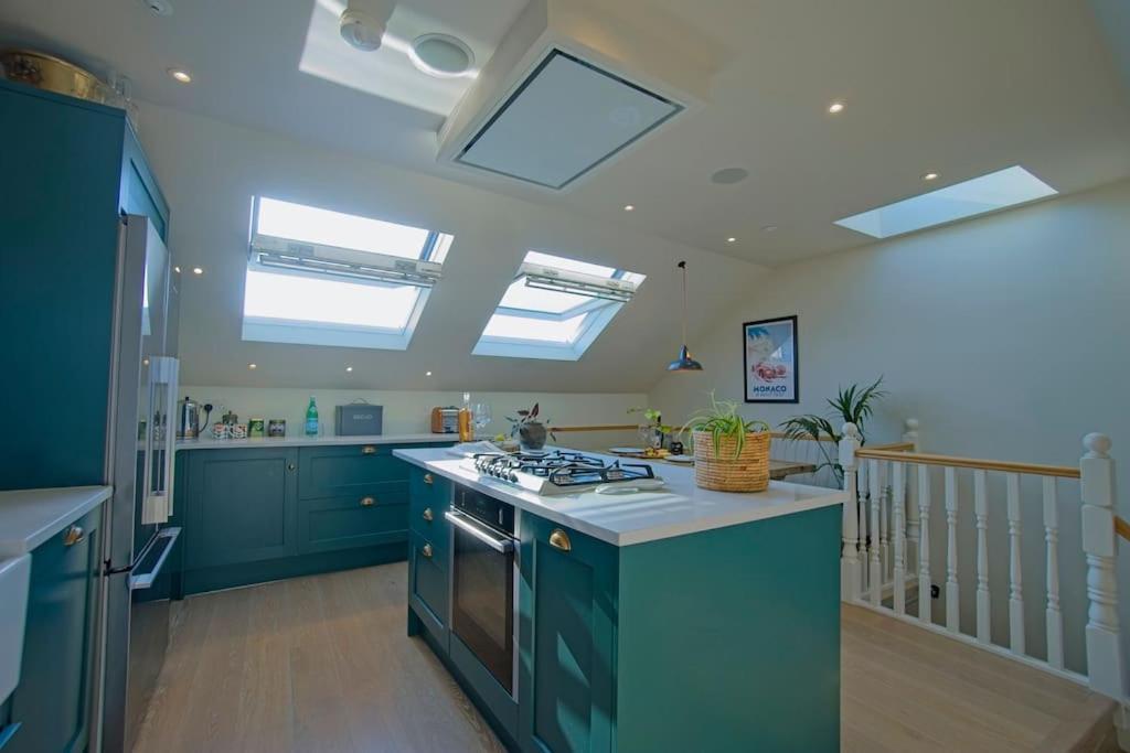 Luxurious 2-bedroom With Rooftop Terrace, Gourmet Kitchen & Fireplace London
