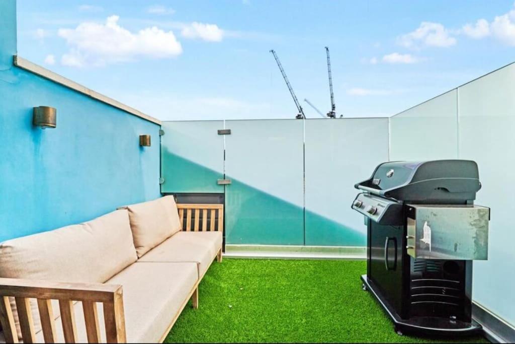 Luxurious 2-bedroom With Rooftop Terrace, Gourmet Kitchen & Fireplace Appartement Londen