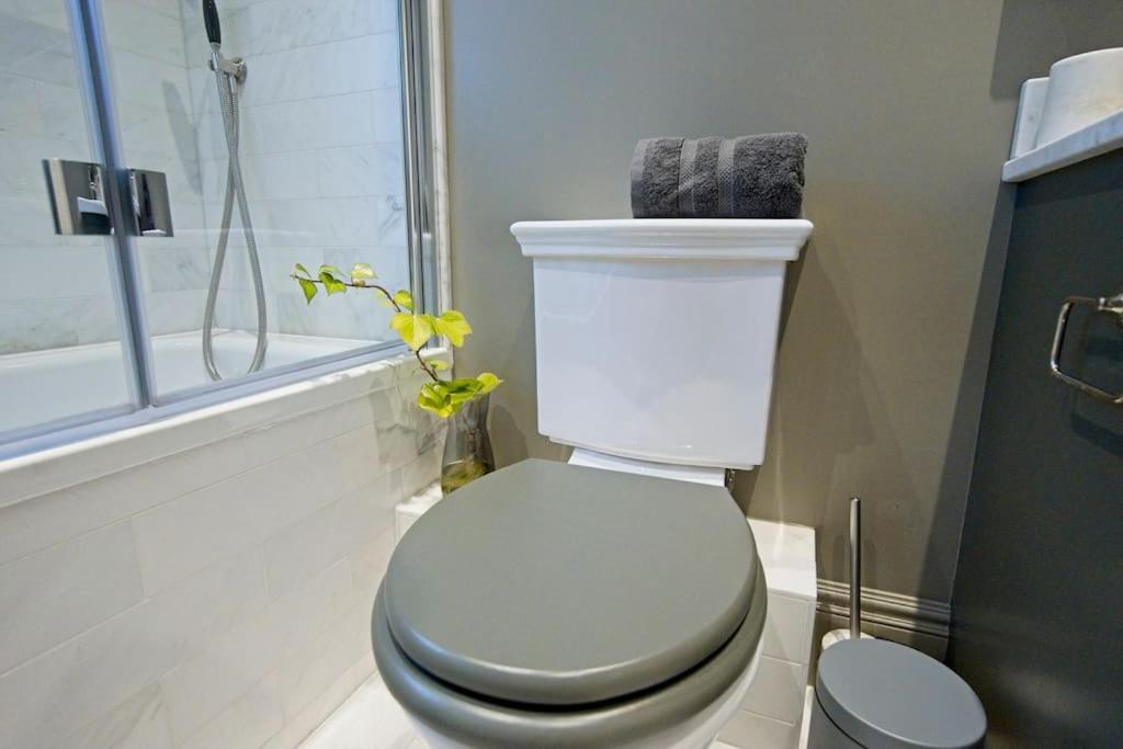 Appartement Luxurious 2-bedroom With Rooftop Terrace, Gourmet Kitchen & Fireplace *