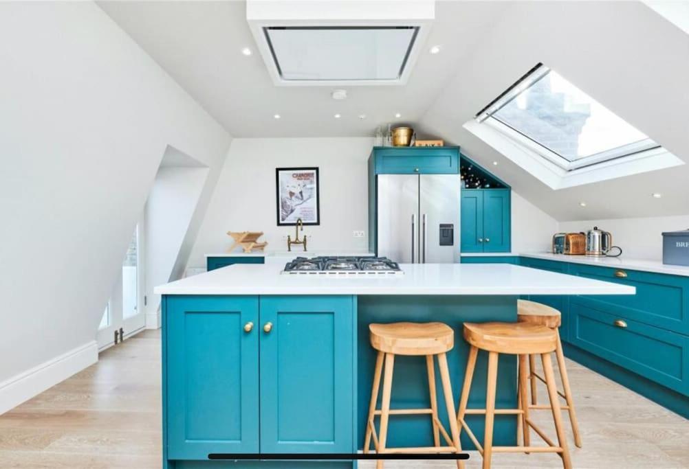 Luxurious 2-bedroom With Rooftop Terrace, Gourmet Kitchen & Fireplace Appartement Londen