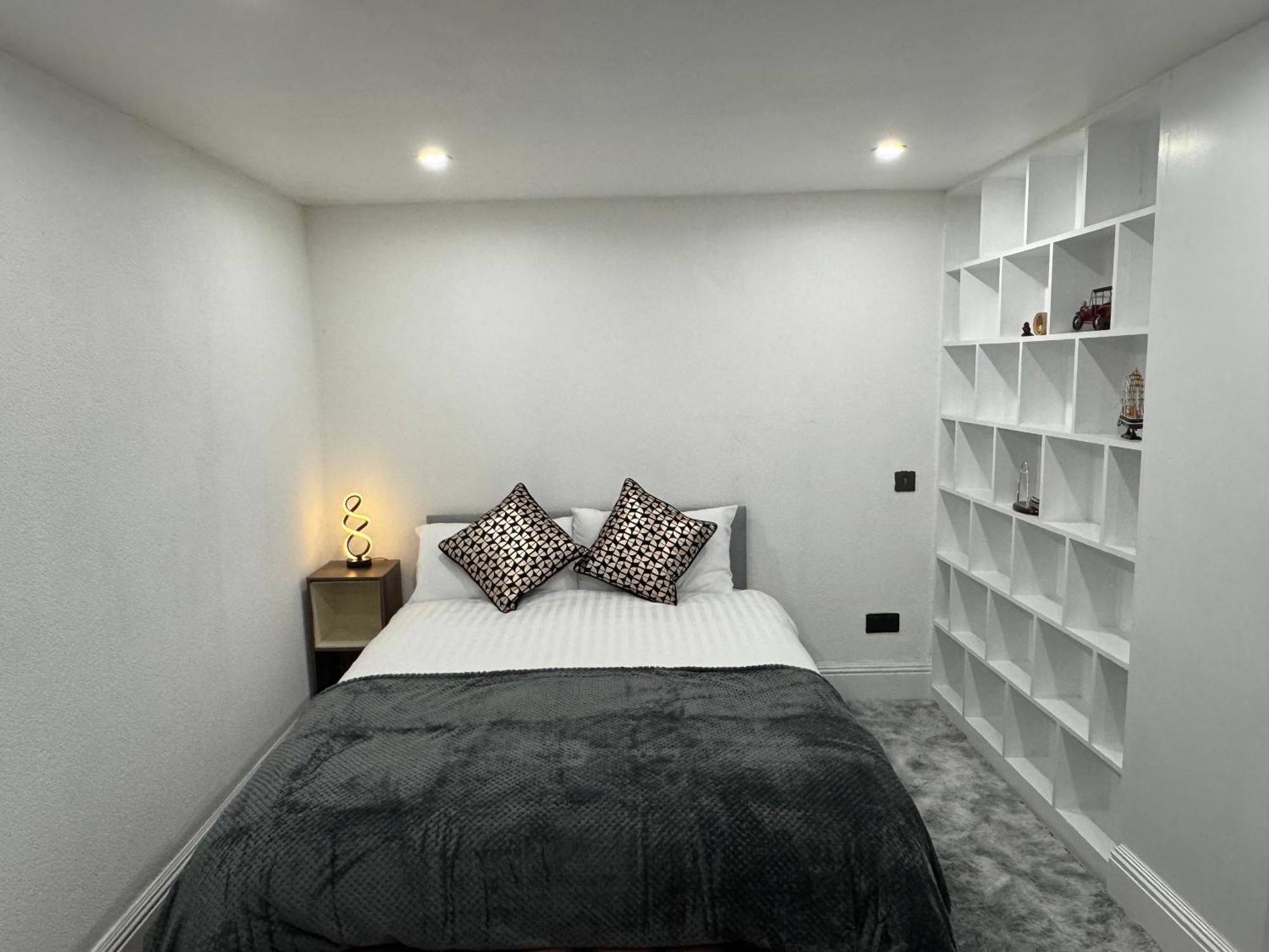 2 Bedroom Luxury Flat In Euston Apartment London