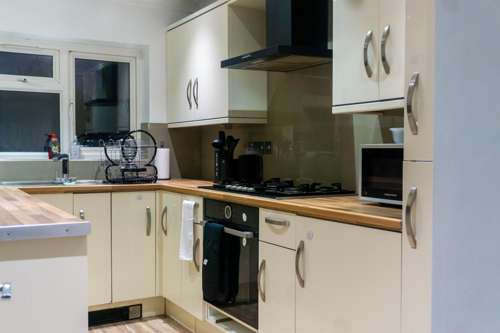Modern, Cozy 3-bed House In Perfect For Families, Contractors And Groups! Leilighet London