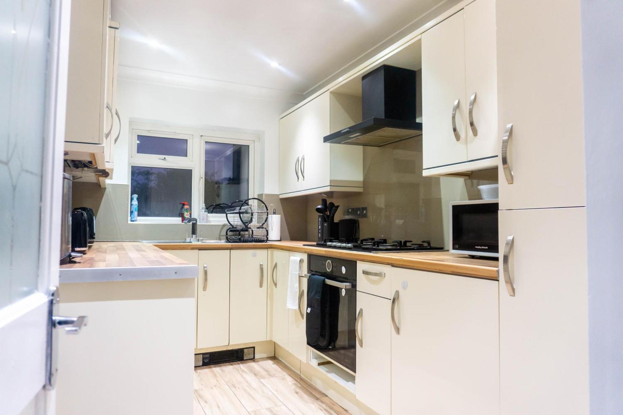 Leilighet Modern, Cozy 3-bed House In Perfect For Families, Contractors And Groups! London