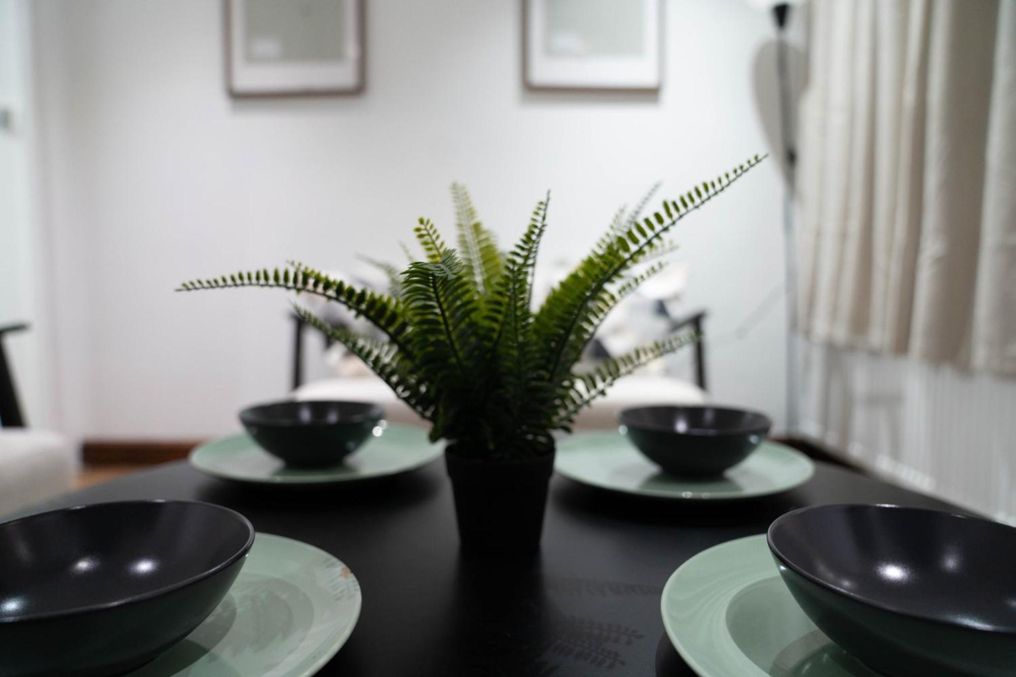 Modern, Cozy 3-bed House In Perfect For Families, Contractors And Groups! Leilighet London