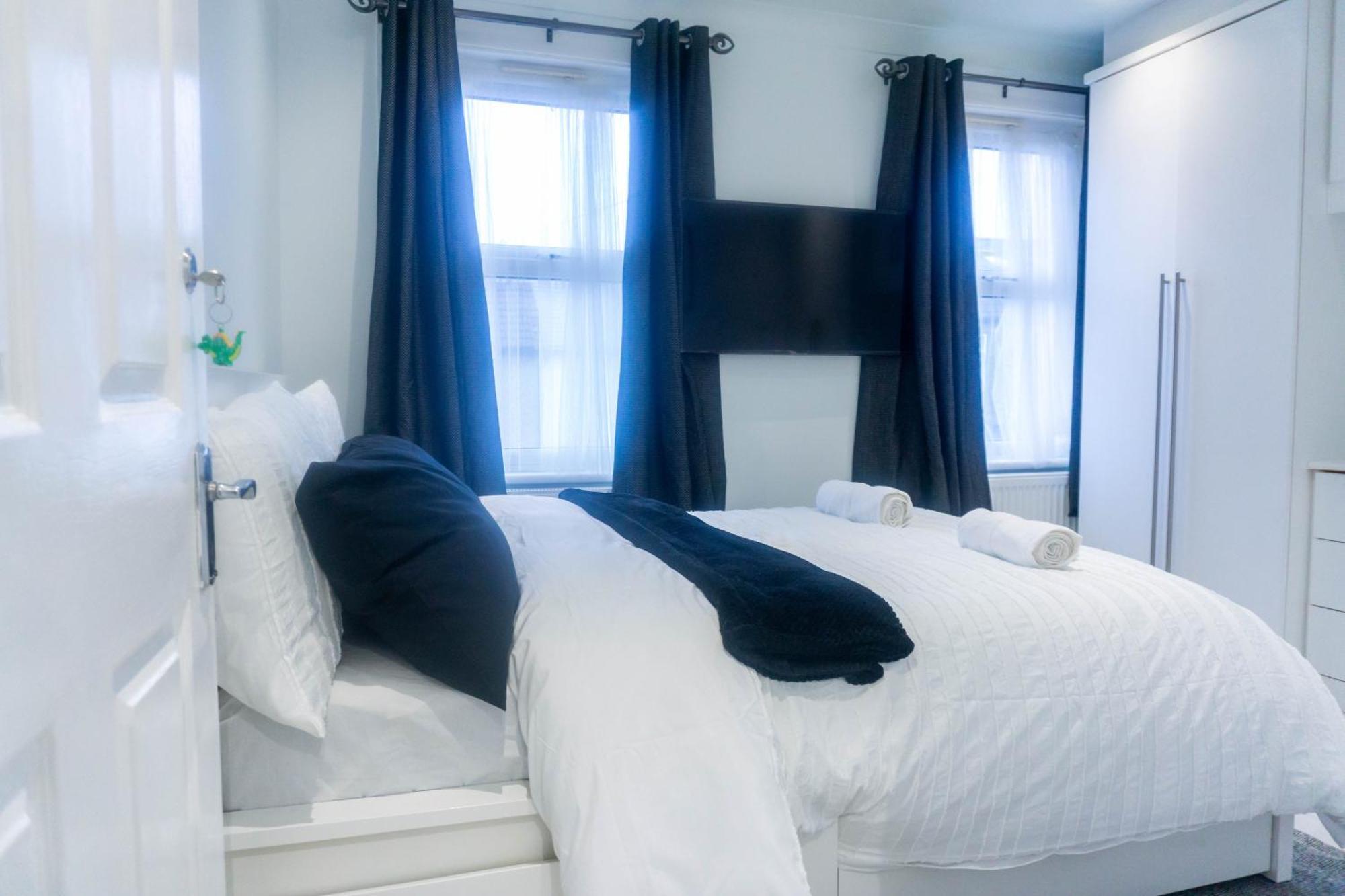 Modern, Cozy 3-bed House In Perfect For Families, Contractors And Groups! Leilighet London