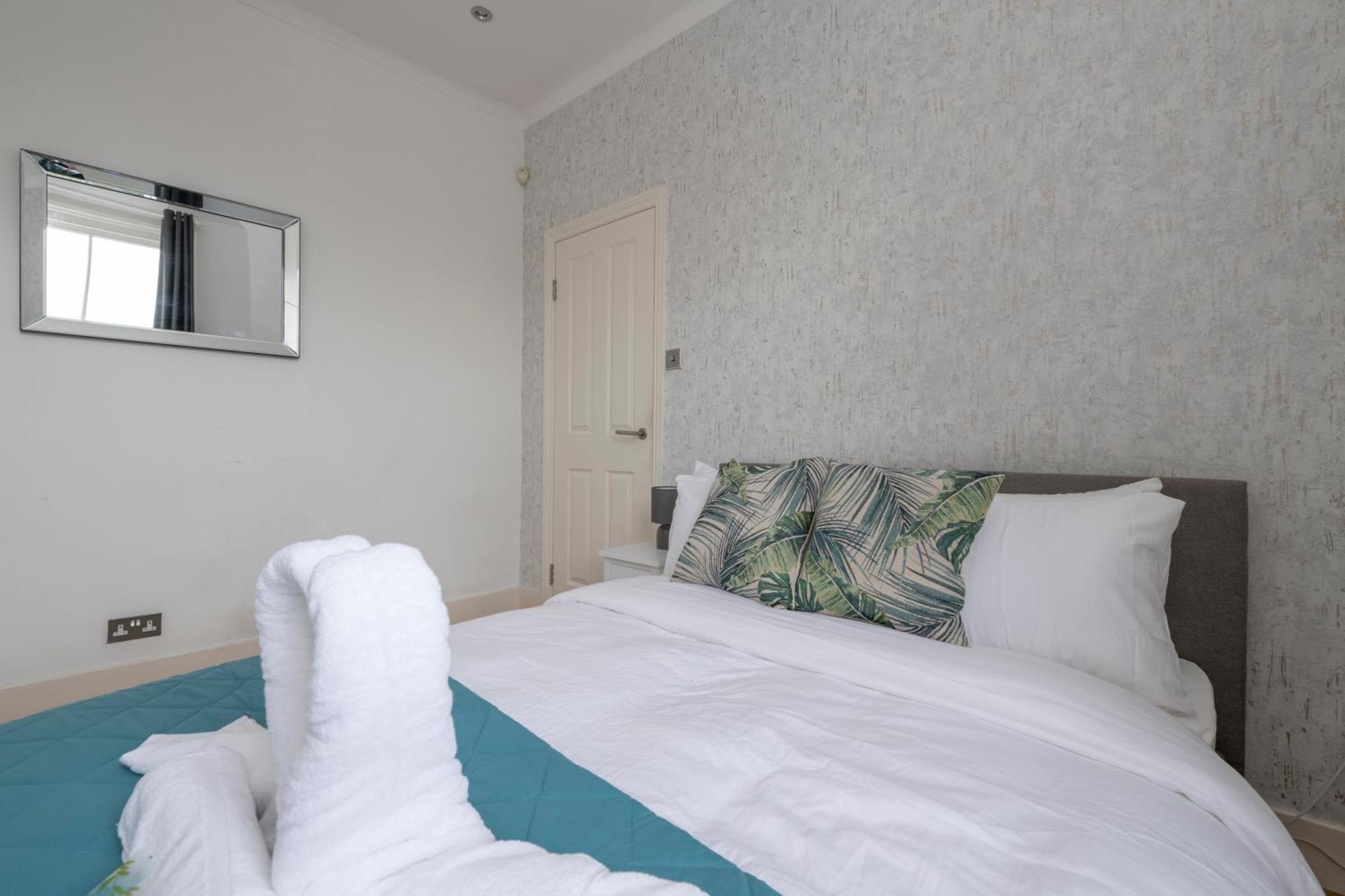 Fulham Spacious & Luxe House With Parking & Garden London