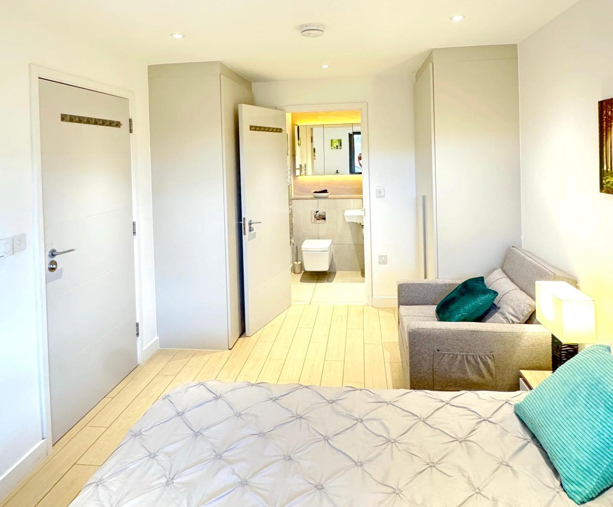 Homestay A Brand New Flat With 3 Bedrooms & 3 Baths In Zone 1 Angel For Max 9 Ppl