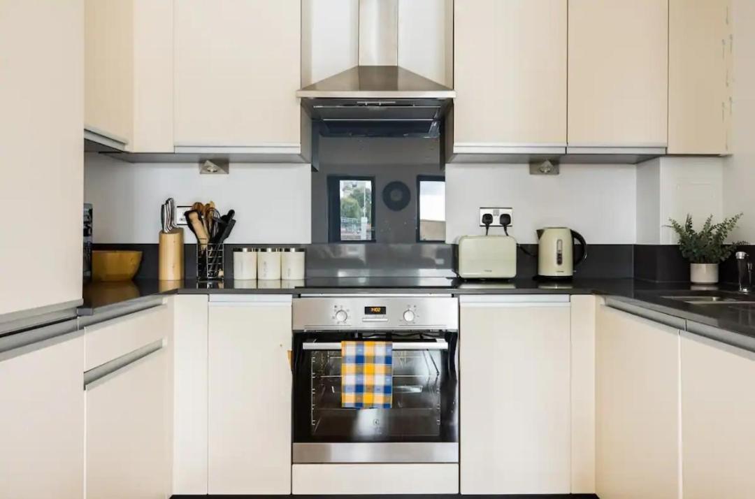 Fully Furnished 2 Bedroom Canning Town Close To 02 Arena, Canary Wharf With Free Parking Apartment *