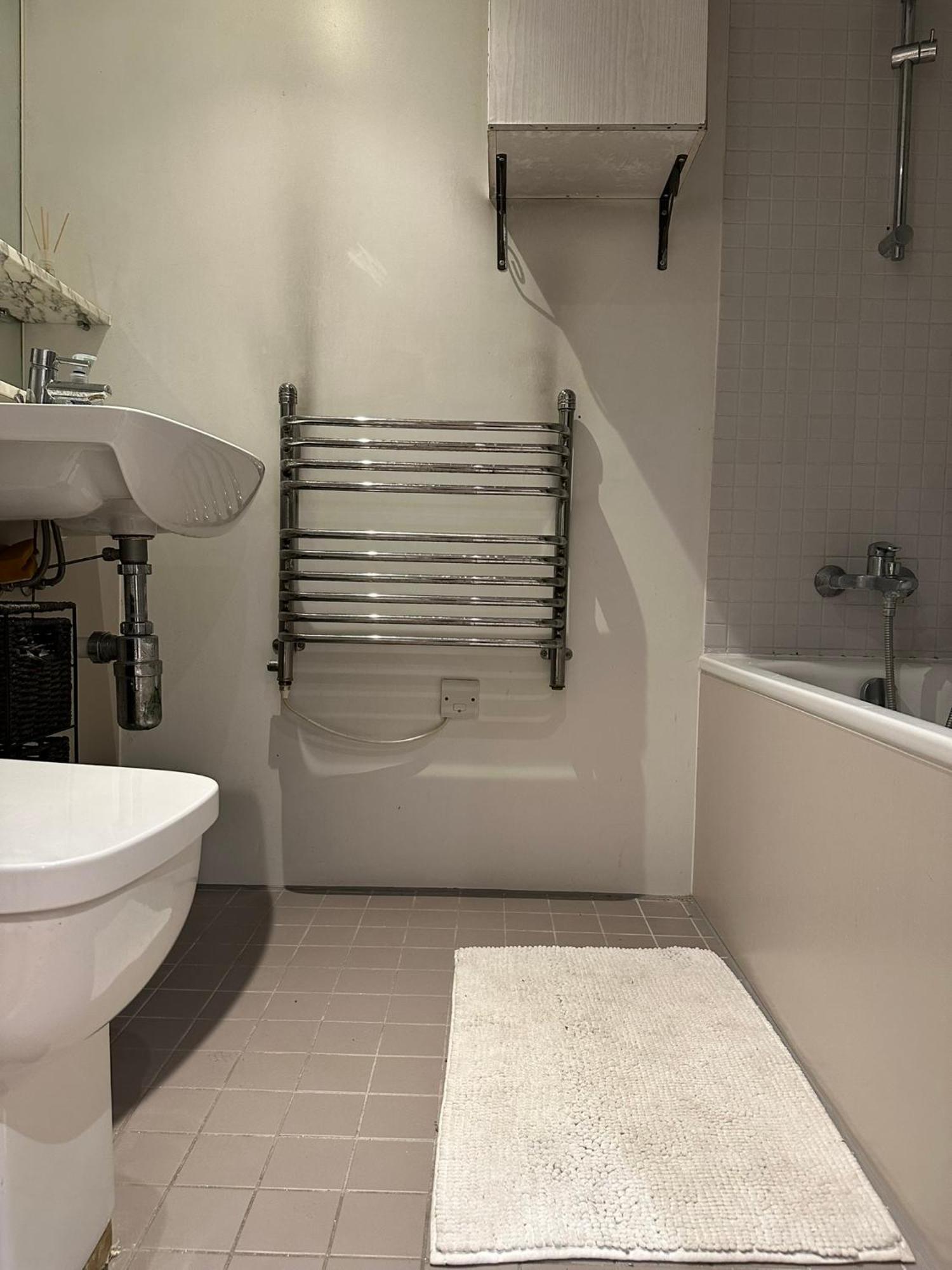 Charming 1bdr Serviced Condo! 4 Guests Pool N Free Parking Appartement