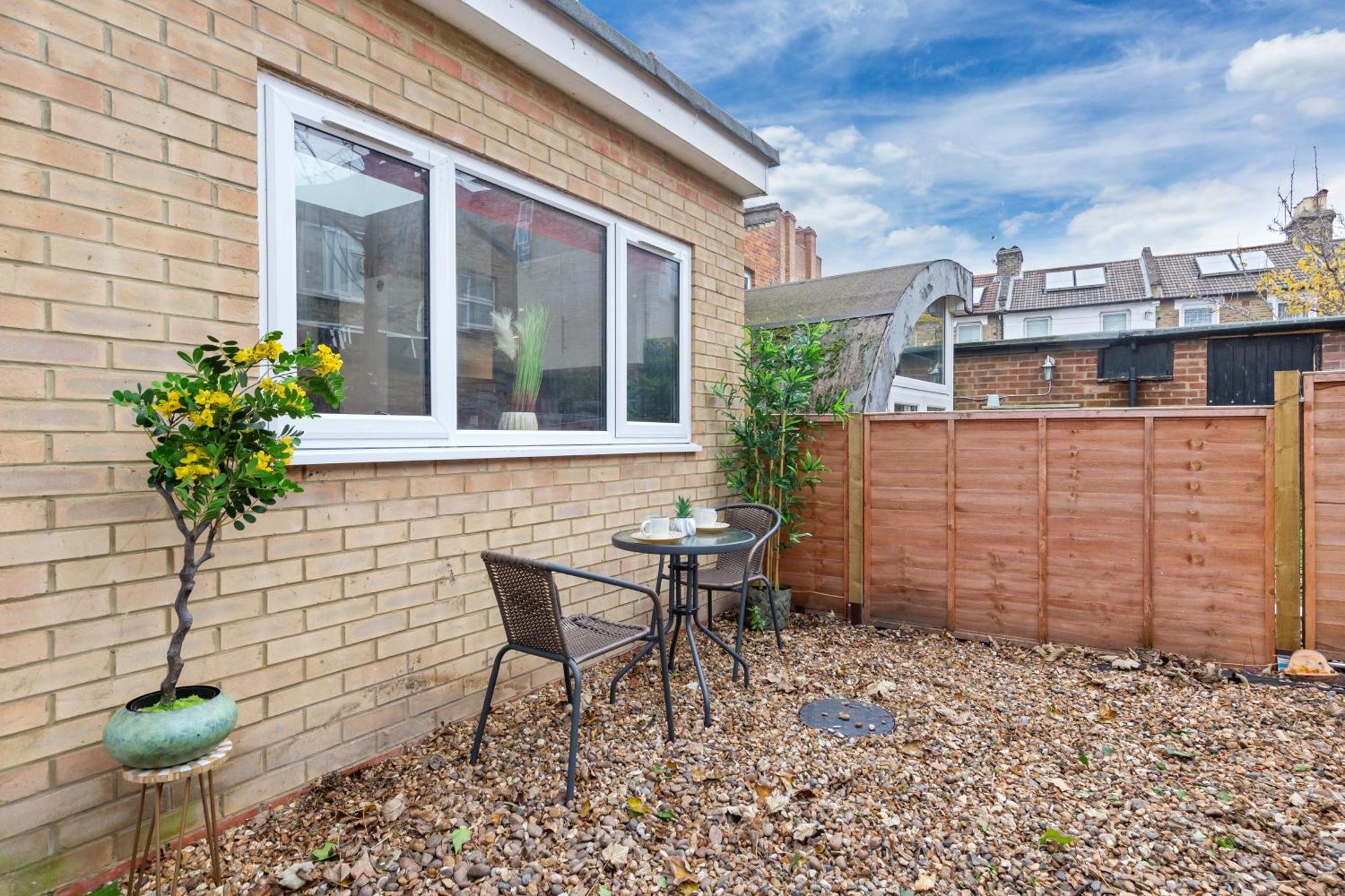 Apartment Stylish 2 Bedroom Haven In Zone 2-15 Mins To Central London- Garden & Parking Available! 5 Beds-Sleeps 6 People- Instant Book & Self Check-In! Save 20 Percent On Stays Of 7 Nights Or More ! *
