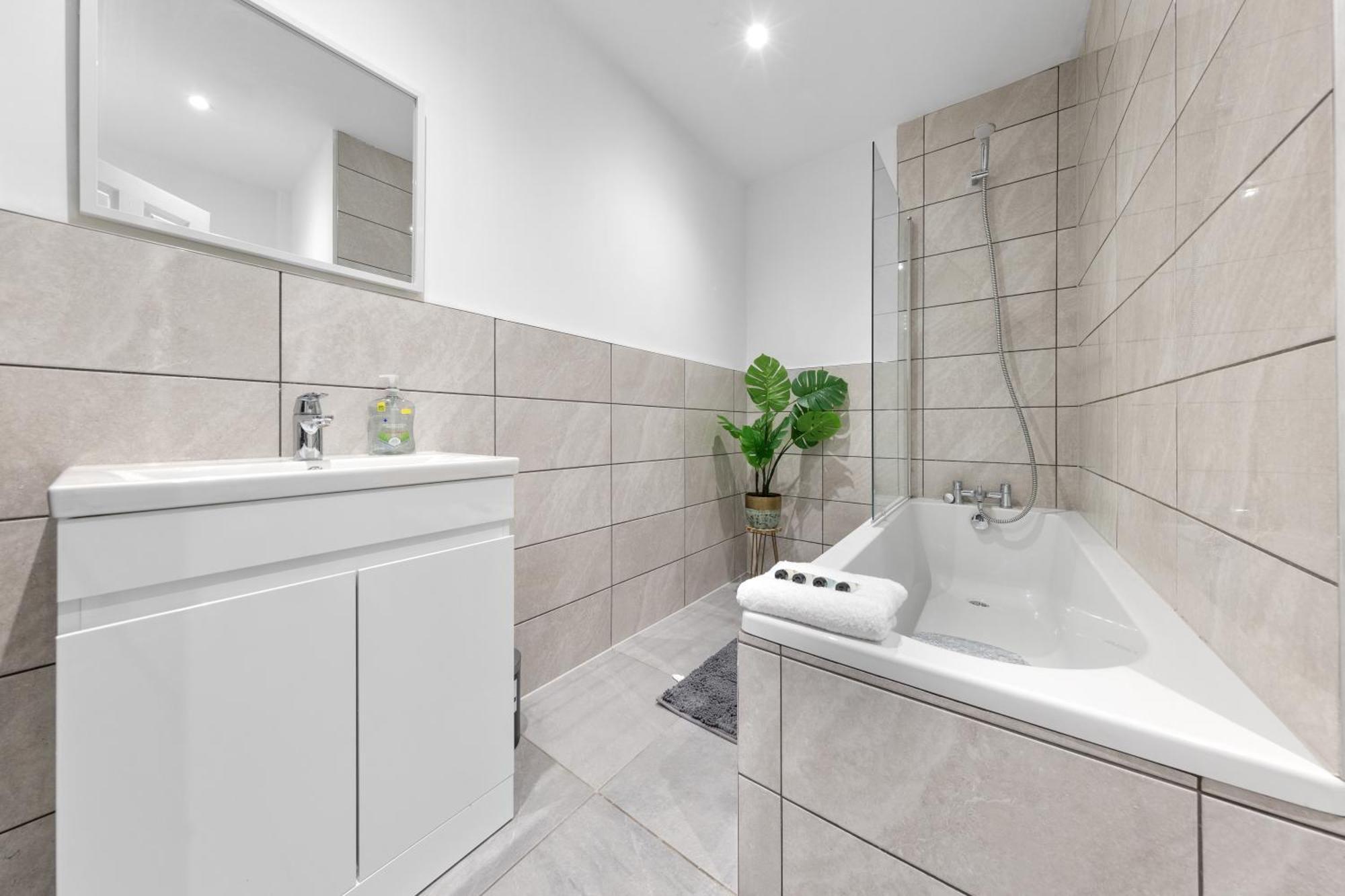Stylish 2 Bedroom Haven In Zone 2-15 Mins To Central London- Garden & Parking Available! 5 Beds-Sleeps 6 People- Instant Book & Self Check-In! Save 20 Percent On Stays Of 7 Nights Or More ! Apartment