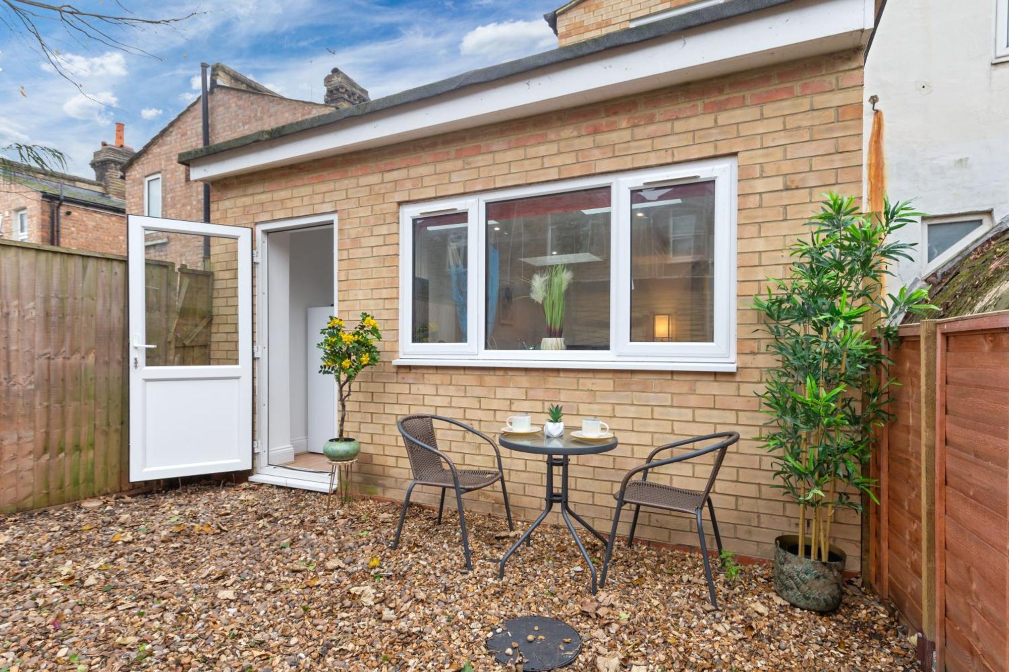 Stylish 2 Bedroom Haven In Zone 2-15 Mins To Central London- Garden & Parking Available! 5 Beds-Sleeps 6 People- Instant Book & Self Check-In! Save 20 Percent On Stays Of 7 Nights Or More ! Apartment London