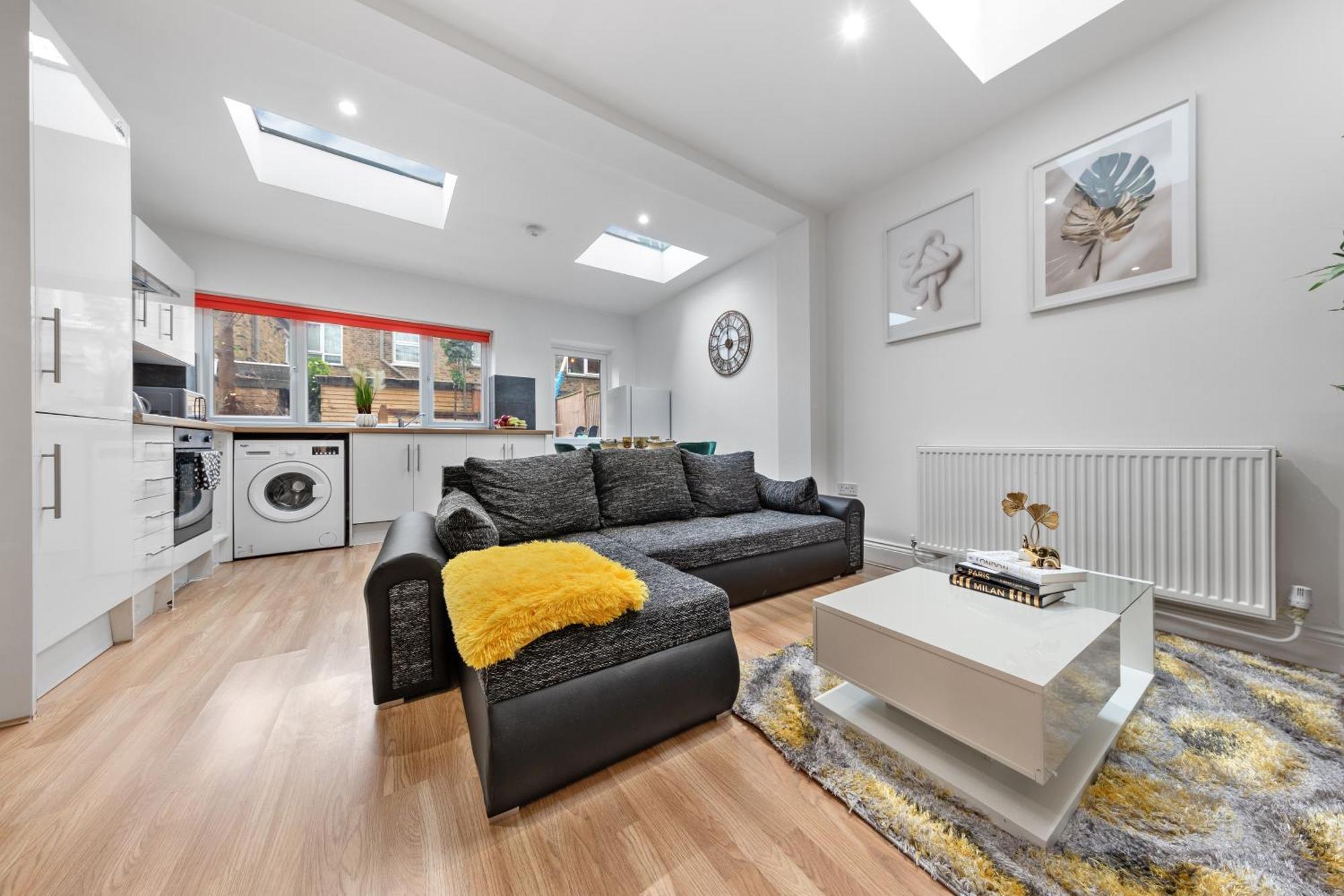 Apartment Stylish 2 Bedroom Haven In Zone 2-15 Mins To Central London- Garden & Parking Available! 5 Beds-Sleeps 6 People- Instant Book & Self Check-In! Save 20 Percent On Stays Of 7 Nights Or More ! London