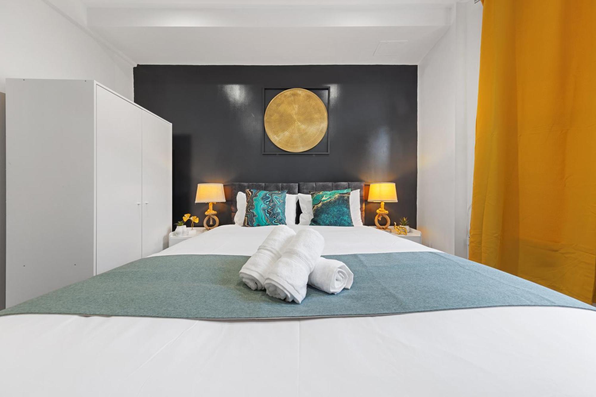 Stylish 2 Bedroom Haven In Zone 2-15 Mins To Central London- Garden & Parking Available! 5 Beds-Sleeps 6 People- Instant Book & Self Check-In! Save 20 Percent On Stays Of 7 Nights Or More ! London
