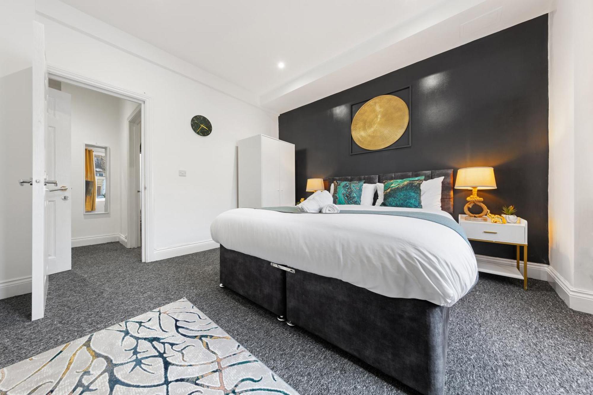 Stylish 2 Bedroom Haven In Zone 2-15 Mins To Central London- Garden & Parking Available! 5 Beds-Sleeps 6 People- Instant Book & Self Check-In! Save 20 Percent On Stays Of 7 Nights Or More ! * London