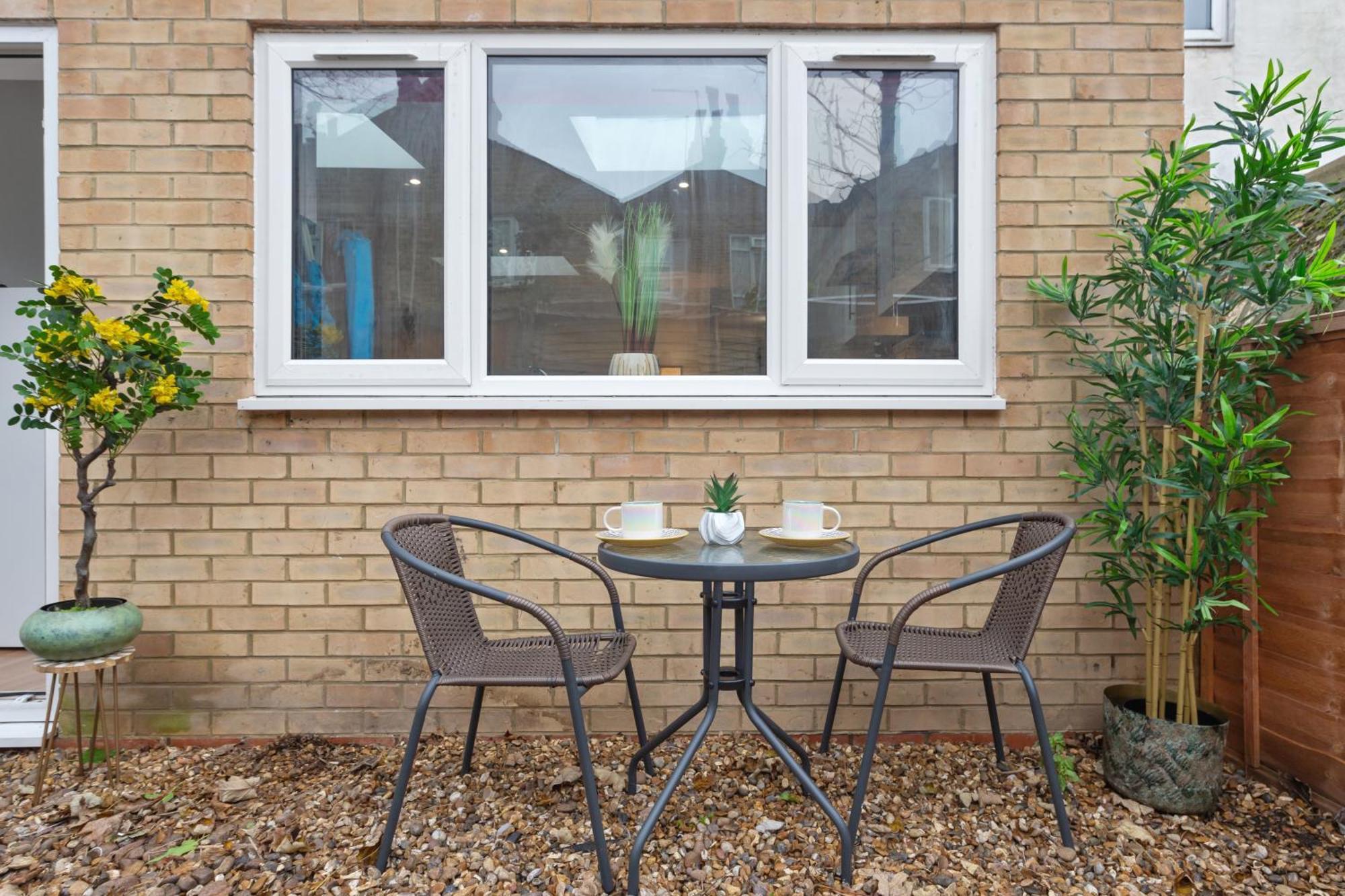 Stylish 2 Bedroom Haven In Zone 2-15 Mins To Central London- Garden & Parking Available! 5 Beds-Sleeps 6 People- Instant Book & Self Check-In! Save 20 Percent On Stays Of 7 Nights Or More !