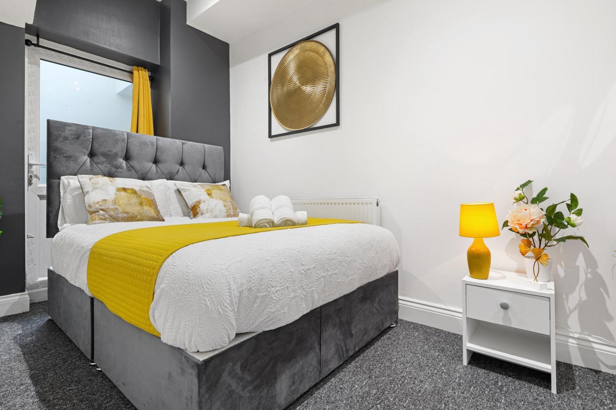 Stylish 2 Bedroom Haven In Zone 2-15 Mins To Central London- Garden & Parking Available! 5 Beds-Sleeps 6 People- Instant Book & Self Check-In! Save 20 Percent On Stays Of 7 Nights Or More ! Apartment