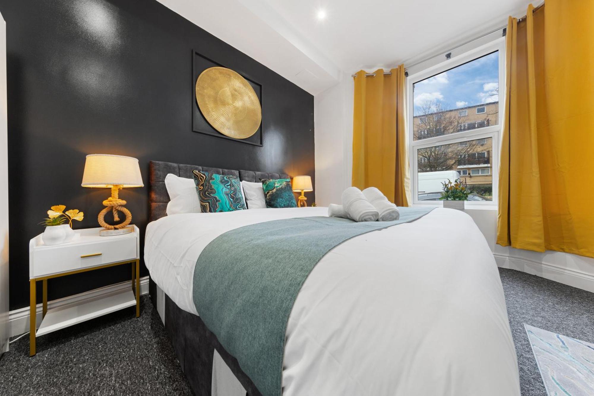 Stylish 2 Bedroom Haven In Zone 2-15 Mins To Central London- Garden & Parking Available! 5 Beds-Sleeps 6 People- Instant Book & Self Check-In! Save 20 Percent On Stays Of 7 Nights Or More ! Apartment *