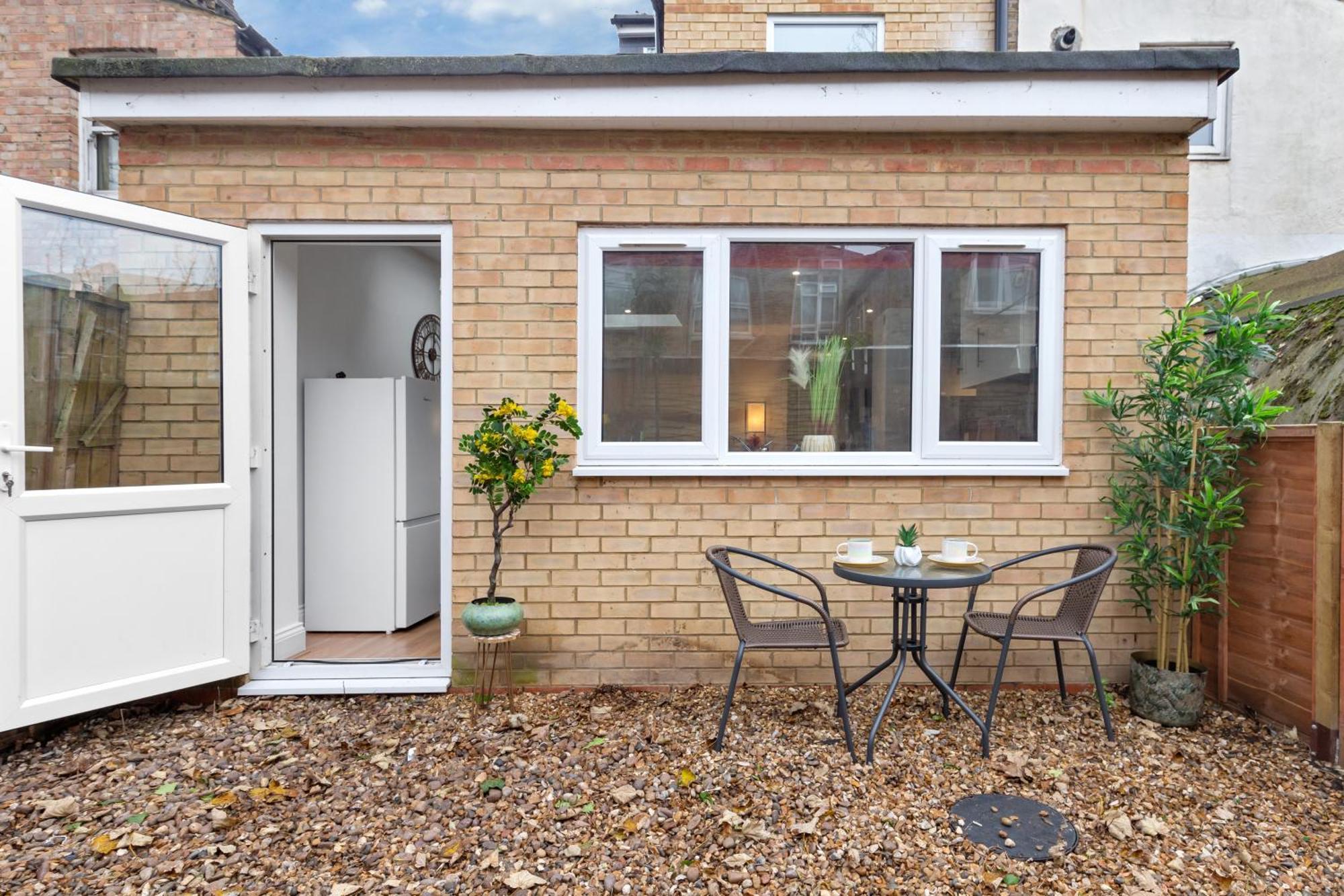 Stylish 2 Bedroom Haven In Zone 2-15 Mins To Central London- Garden & Parking Available! 5 Beds-Sleeps 6 People- Instant Book & Self Check-In! Save 20 Percent On Stays Of 7 Nights Or More ! Apartment London