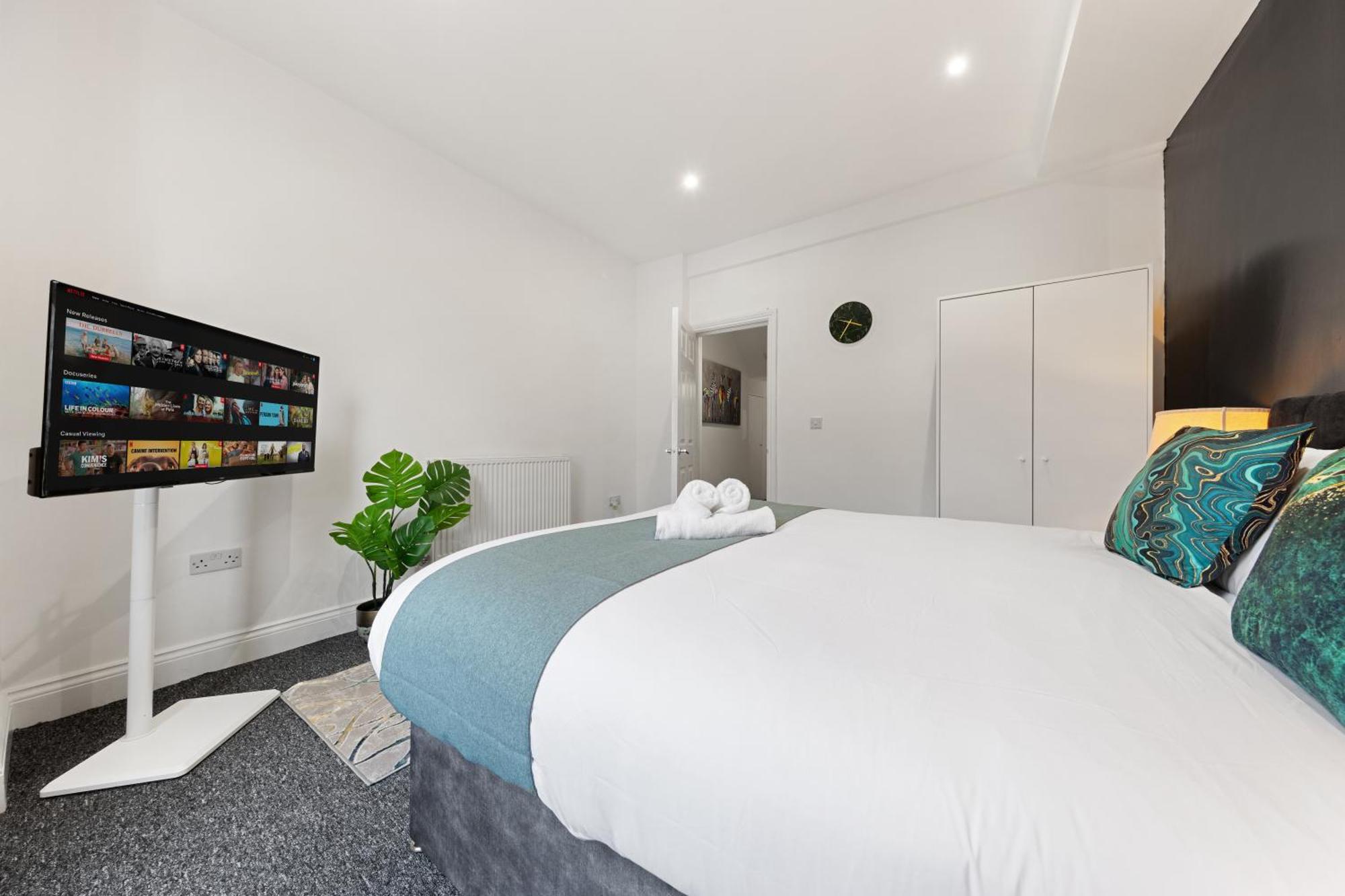 Apartment Stylish 2 Bedroom Haven In Zone 2-15 Mins To Central London- Garden & Parking Available! 5 Beds-Sleeps 6 People- Instant Book & Self Check-In! Save 20 Percent On Stays Of 7 Nights Or More ! London