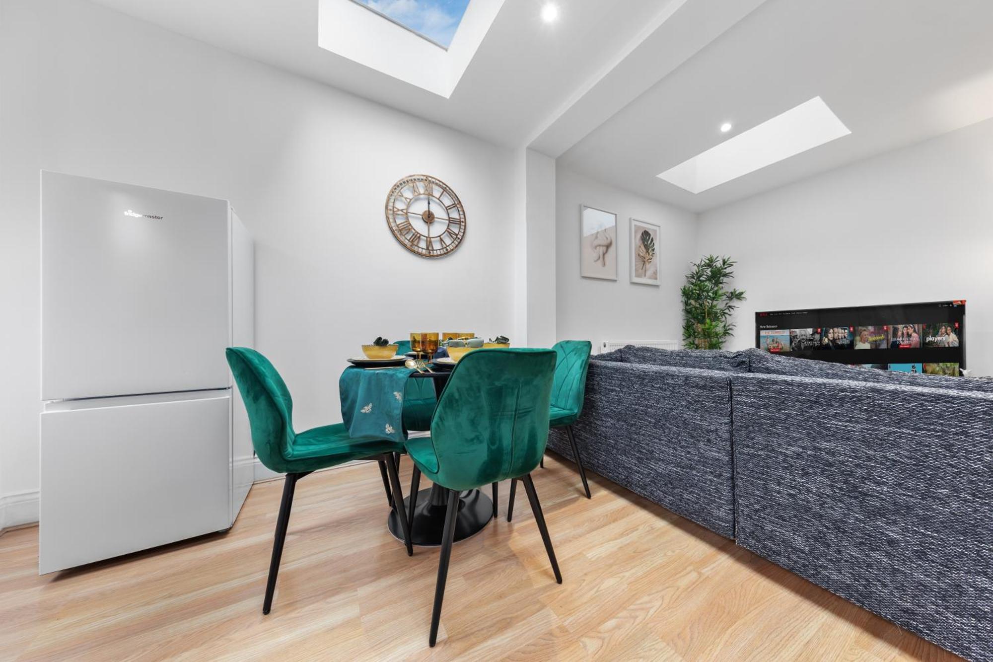 Stylish 2 Bedroom Haven In Zone 2-15 Mins To Central London- Garden & Parking Available! 5 Beds-Sleeps 6 People- Instant Book & Self Check-In! Save 20 Percent On Stays Of 7 Nights Or More ! London
