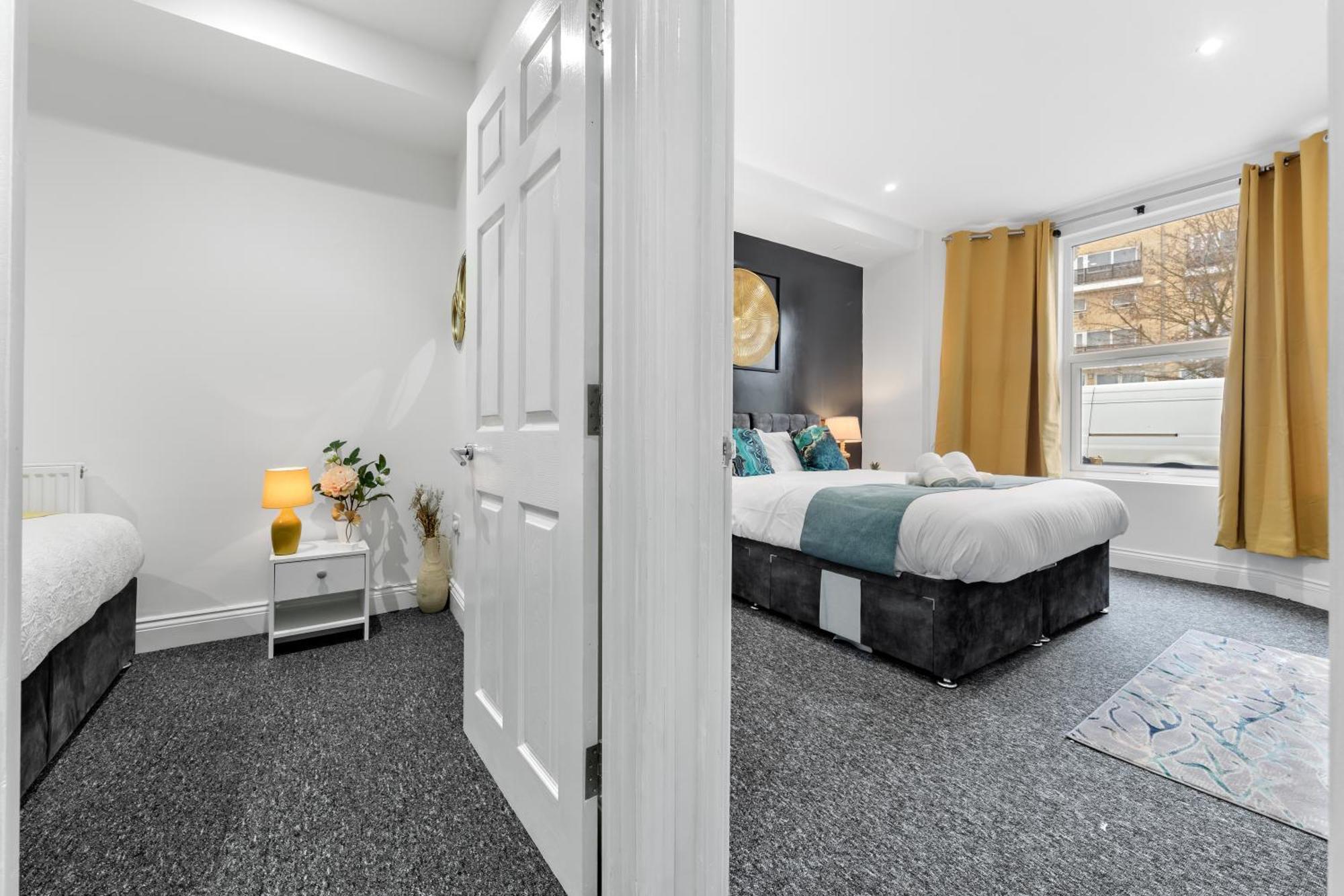 Stylish 2 Bedroom Haven In Zone 2-15 Mins To Central London- Garden & Parking Available! 5 Beds-Sleeps 6 People- Instant Book & Self Check-In! Save 20 Percent On Stays Of 7 Nights Or More ! * London