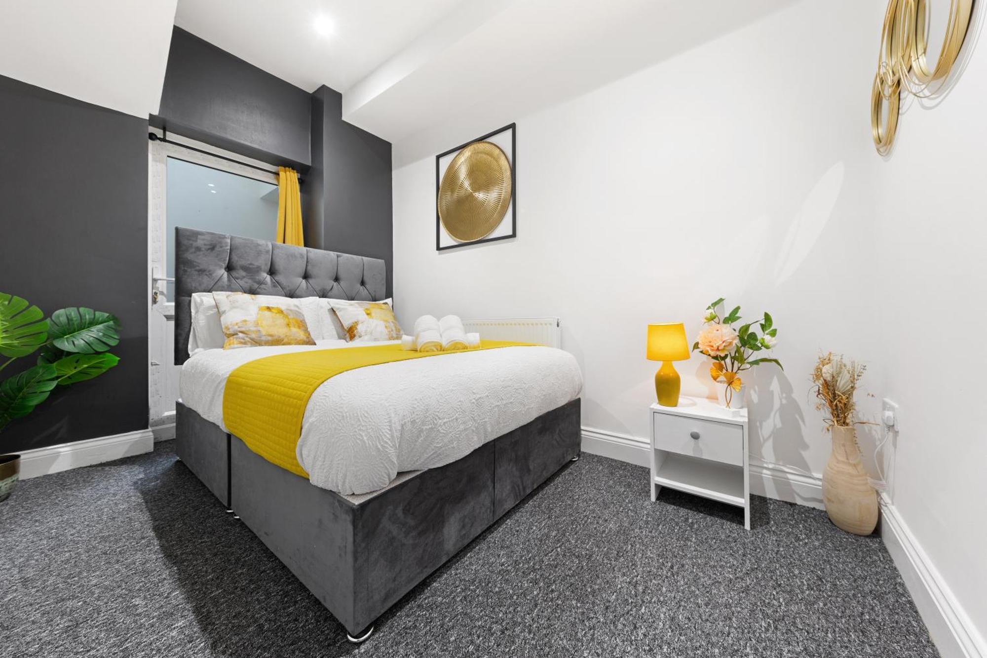 Stylish 2 Bedroom Haven In Zone 2-15 Mins To Central London- Garden & Parking Available! 5 Beds-Sleeps 6 People- Instant Book & Self Check-In! Save 20 Percent On Stays Of 7 Nights Or More ! Apartment